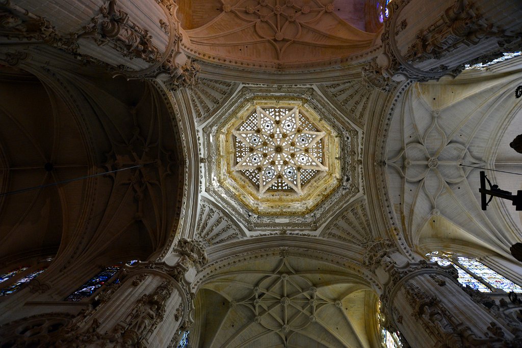 10 Burgos - Cattedrale, interno.JPG